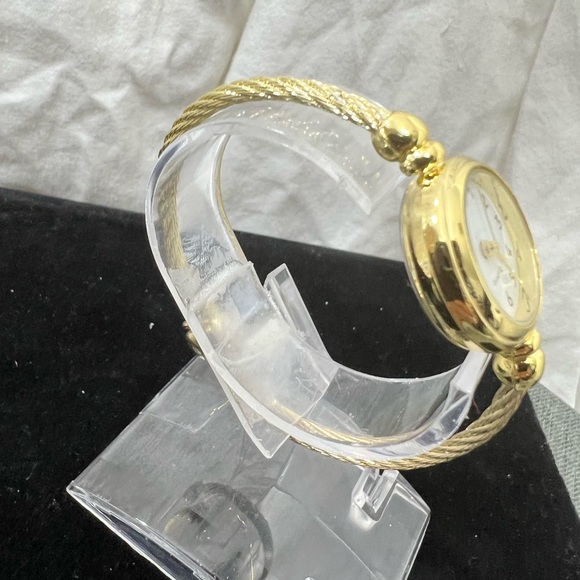 Quartz Ladys Watch Has A White Face & A Cable Wrist Holder 18kt. Gold Plating - Picture 5 of 11